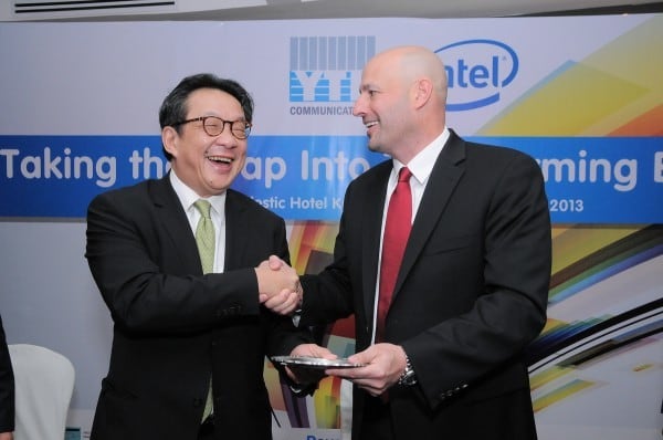 (From left) Tan Sri Dato’ Dr. Francis Yeoh, Managing Director YTL Group of Companies exchanging of MoU documents with Gregory Bryant, Vice President and General Manager, Intel APAC and Japan.