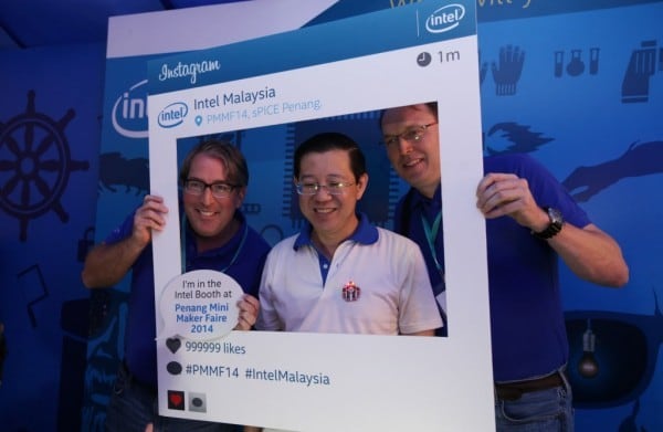 (From left to right) : Chris Kelly, GM, Malaysia Design Center, Intel, Penang Chief Minister Lim Guan Eng and Per Hammarlund , Intel Fellow, Chief System-on-Chip (SoC) Architect and Next-Generation Processor Chief Architect, Platform Engineering Group, Intel Corporation hamming it up at the perceptual computing phot0booth.