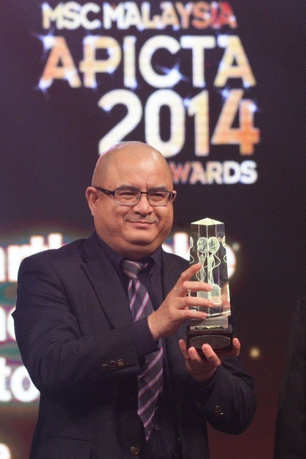 A representative from National Defence University of Malaya accepts the award for ‘Best of Research and Development’.