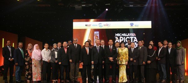 Yang Berbahagia Tan Sri Abdul Halim Ali, Chairman of MDeC, Yang Berhormat Dato’ Jalani Johari, Deputy Minister of Communications and Multimedia Malaysia and Yang Berbahagia Dato’ Yasmin Mahmood, Chief Executive Officer, MDeC is pictured with the judges and sponsors of MSC Malaysia APICTA Awards 2014.