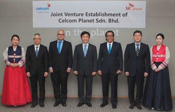 Hoseok Kim, Chief Executive Officer of Celcom Planet; Karan Henrik Ponnudurai, Chief Digital Services Officer of Celcom Axiata Berhad; Jinwoo So, Chief Executive Officer of SK Planet; Dato’ Sri Shazalli Ramly, Chief Executive Officer of Celcom Axiata Berhad; and JH Kah, Head of SK Planet International during the signing ceremony.