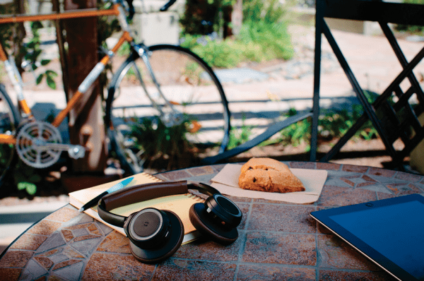 Plantronics_BackBeat SENSE_black_outdoor