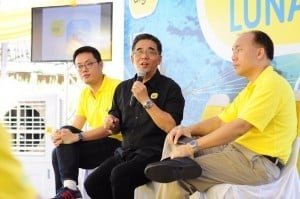 Digi's Head of Northern Region, Siew Chee Kong (middle) flanked by Thew Soon Kheng (left), Digi's Area Manager for the Northern region and Beh Theam Hui, Digi's Head of Northern Region Rollout during a recent media event in Lunas, Kedah.