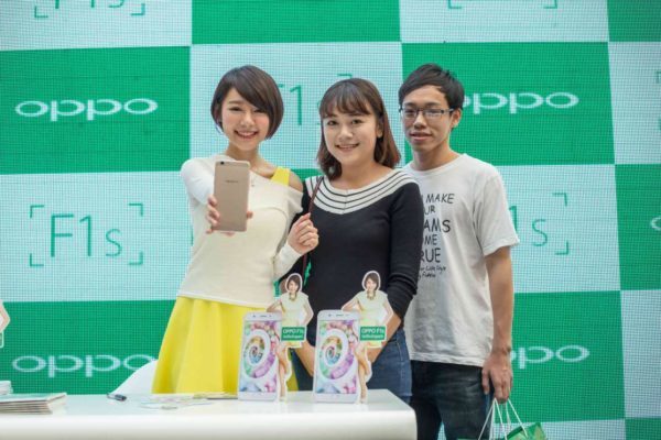 This OPPO fan purchase the new OPPO F1s one minute after Min Chen announced the first 8 purchaser would be entitled to get her free song album