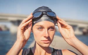 moov-hr-putting-on-swim-cap
