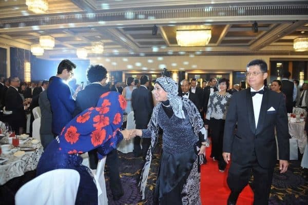 secretary-general-of-ministry-of-communications-and-multimedia-ybhg-dato-seri-dr-sharifah-zarah-syed-ahmad-greeting-guests-on-arrival-pikom-chairman-chin-chee-seong-right